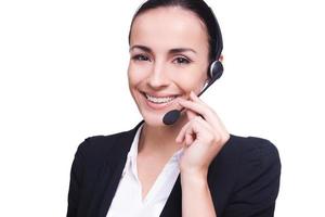 comment puis-je vous aider belle jeune femme dans le casque souriant et regardant la caméra tout en étant isolé sur blanc photo