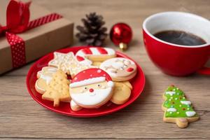joyeux noël avec des biscuits faits maison et une tasse de café sur fond de table en bois. concept de veille de noël, fête, vacances et bonne année photo