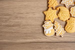 joyeux noël avec des biscuits faits maison sur fond de table en bois. concept de noël, fête, vacances et bonne année photo
