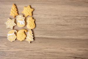 joyeux noël avec des biscuits faits maison sur fond de table en bois. concept de noël, fête, vacances et bonne année photo