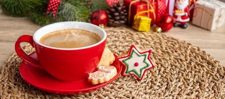 joyeux noël avec des biscuits faits maison et une tasse de café sur fond de table en bois. concept de veille de noël, fête, vacances et bonne année photo