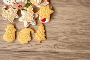 joyeux noël avec des biscuits faits maison sur fond de table en bois. concept de noël, fête, vacances et bonne année photo