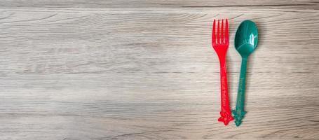 joyeux noël avec fourchette et cuillère sur fond de table en bois. concept de noël, fête et bonne année photo