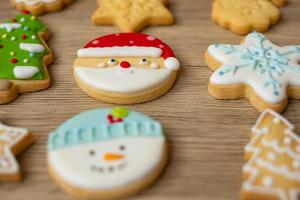 joyeux noël avec des biscuits faits maison sur fond de table en bois. concept de noël, fête, vacances et bonne année photo