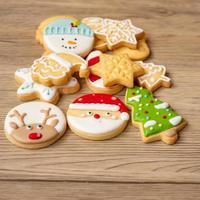 joyeux noël avec des biscuits faits maison sur fond de table en bois. concept de noël, fête, vacances et bonne année photo