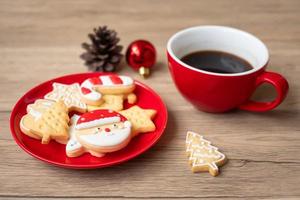 joyeux noël avec des biscuits faits maison et une tasse de café sur fond de table en bois. concept de veille de noël, fête, vacances et bonne année photo