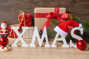 joyeux noël avec décoration sur table. concept de veille de noël, fête, vacances et bonne année photo