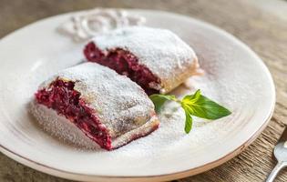 strudel aux cerises à la menthe fraîche photo