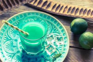 verre de curaçao bleu et cocktail de jus photo