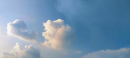 couleur bleu ciel vue dégagée arrière-plan avec nuage derrière le soleil photo