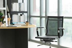 bureau moderne utilisant l'énergie de la lumière naturelle avec des installations complètes et une flexibilité dans le travail photo