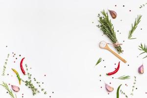 fond de nourriture avec des herbes vertes et des épices photo