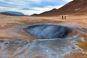 pots de boue chaude dans la zone géothermique hverir, Islande photo