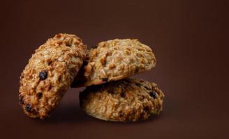 biscuits à l'avoine faits à la main sur fond marron. photo