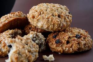 biscuits à l'avoine faits à la main entiers et écrasés sur fond marron. vue d'en-haut . photo