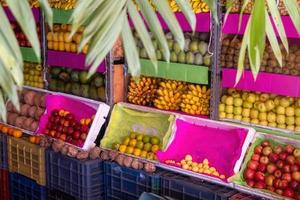 stand de fruits colorés dans un marchand de légumes mexicain local photo