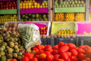 Étal de fruits et légumes colorés dans un marchand de légumes mexicain local photo