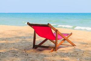 chaise sur la belle plage photo