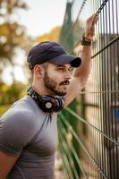 jeune homme après l'entraînement au parc photo