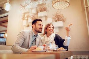 couple dans un café photo