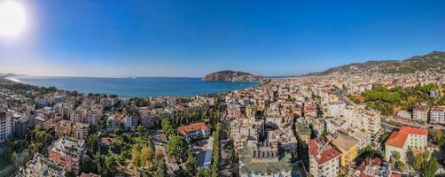 ville aérienne et magnifique vue mer. photos gratuites