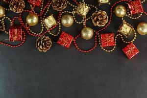 noël ou nouvel an fond sombre avec des décorations rouges et or pour le sapin de noël avec espace libre photo