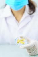 Close up scientist holding capsule oméga 3 en blouse photo