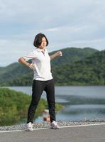 femme cheveux courts faisant de l'exercice en plein air photo