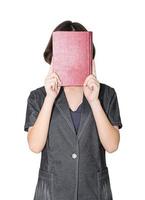 jeune femme cheveux courts tenant un livre rouge photo