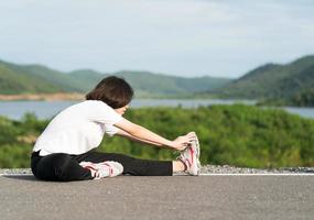 femme faisant de l'exercice et s'échauffant en plein air photo