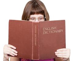 fille avec des lunettes lit livre de dictionnaire anglais photo