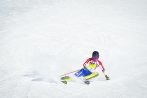 gudauri, georgi, 2022 - un skieur professionnel s'entraîne à pleine vitesse à faire du ski alpin dans la station de ski tout en s'entraînant pour la compétition dans la station de ski de gudauri en géorgie photo