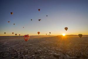 belle vue aérienne de paysage de vol de ballons le matin avec fond de ciel de lever de soleil photo