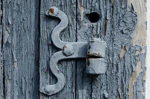 vieille porte en bois fermée sur un cadenas rouillé, texture photo