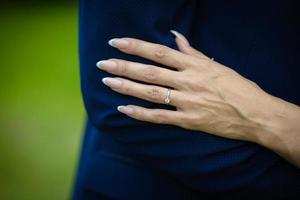 homme et femme avec bague de mariage.jeune couple marié main dans la main, photo