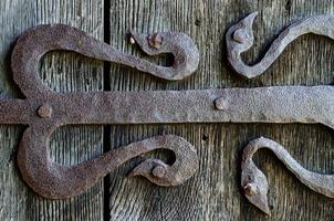 vieille porte en bois fermée sur un cadenas rouillé, texture photo