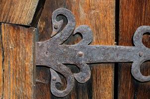 vieille porte en bois fermée sur un cadenas rouillé, texture photo