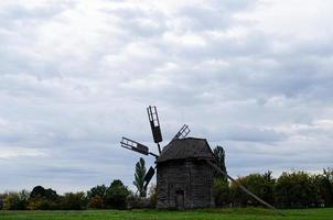 paysage d'été avec un vieux moulin en bois photo