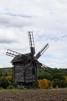 paysage d'été avec un vieux moulin en bois photo