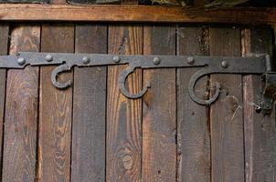 vieille porte en bois fermée sur un cadenas rouillé, texture photo