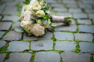 deux anneaux de mariage sur le sol avec contraste photo