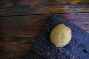 régime de pommes de terre crues. pommes de terre fraîches sur parquet. espace pour les messages. pommes de terre crues qui peuvent être utilisées dans de nombreux plats. photo