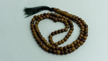 perles de tasbih en bois isolées. perles de prière islamiques photo