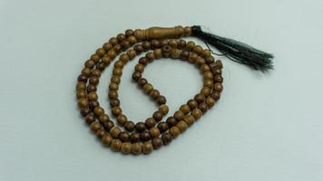 perles de tasbih en bois isolées. perles de prière islamiques photo