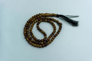 perles de tasbih en bois isolées. perles de prière islamiques photo