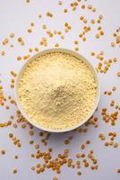 le besan, la farine de gramme ou la farine de pois chiche est une poudre à base de pois chiche moulu connue sous le nom de bengal gram photo