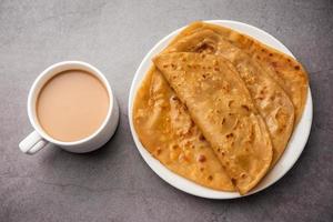 chai paratha - le thé chaud servi avec du pain plat est un repas traditionnel simple de l'inde et du pakistan photo