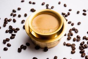 café filtre du sud de l'inde servi dans une tasse traditionnelle en laiton ou en acier inoxydable photo