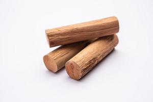 poudre de chandan ou de bois de santal avec des bâtons, du parfum ou de l'huile qui conservent leur parfum pendant des décennies photo