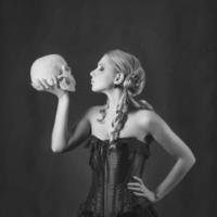 belle femme avec un crâne, tourné en studio, noir et blanc photo